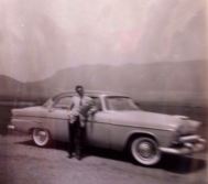 Tío Gus con su Chrysler DeSoto